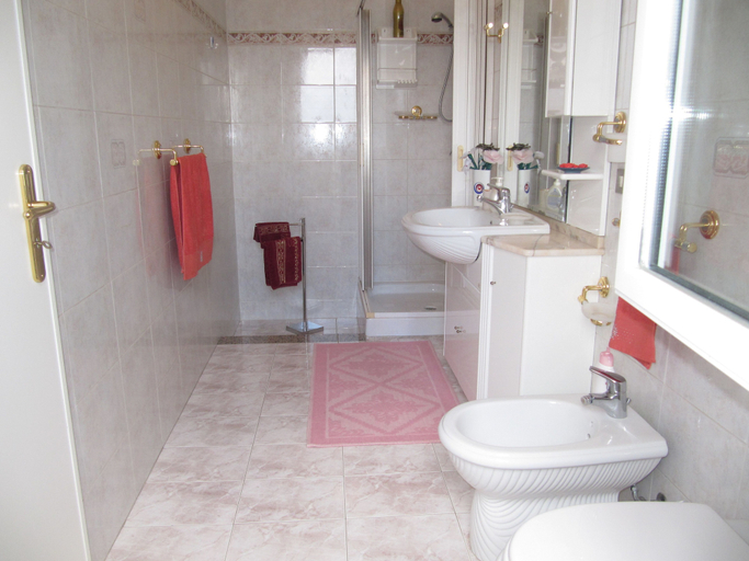 Bathroom 5, Montagne Rocciose, Cosenza