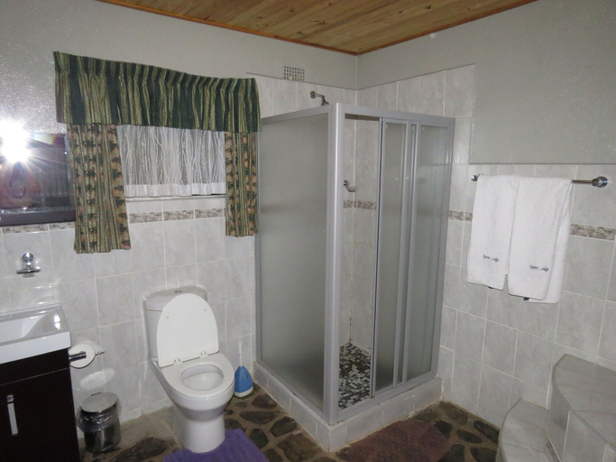 Bathroom 4, Parrot Lodge, Bulawayo