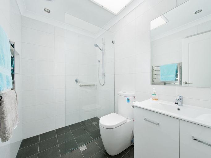 Bathroom, Burraneer at Corlette, Port Stephens
