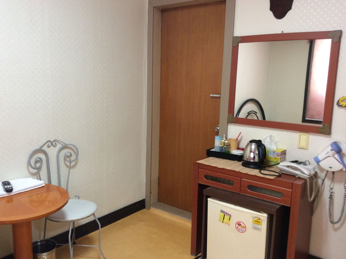 Others 4, Busan Jang Motel, Jung