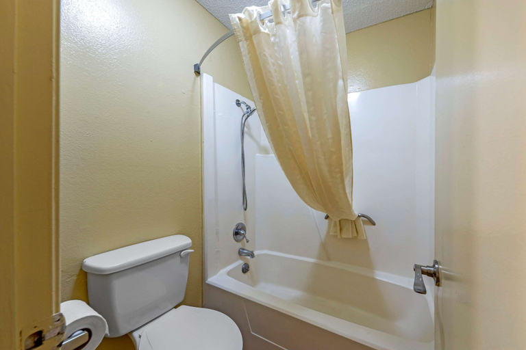 Bathroom 4, Econo Lodge Pryor, Mayes