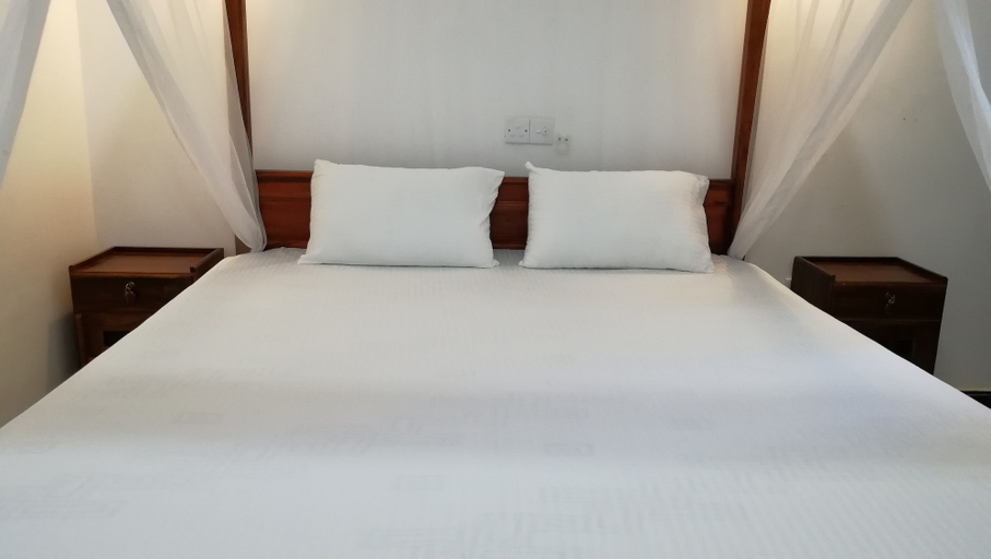 Bedroom 2, Crocus Resort, Pothuvil