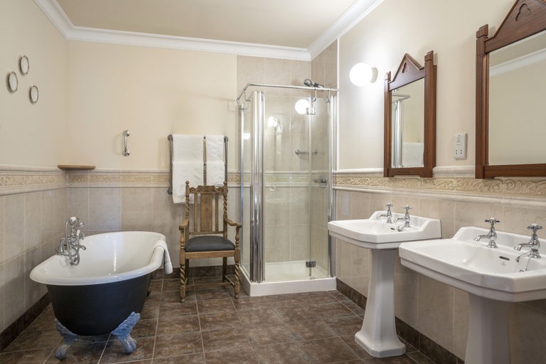 Bathroom 5, Abbeyglen Castle Hotel