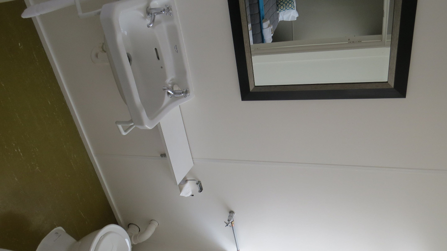 Bathroom 4, Law Courts Hotel, Dunedin
