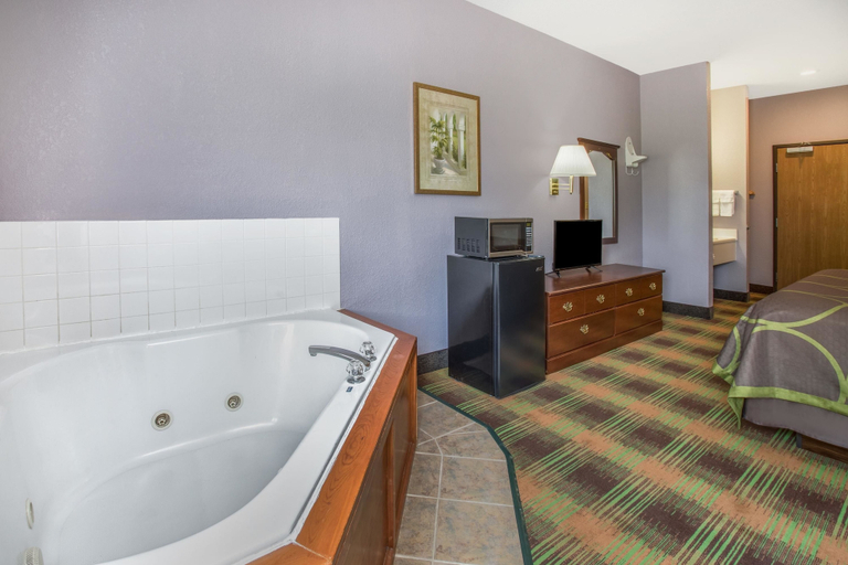 Bathroom 4, Super 8 by Wyndham Sweet Springs, Saline