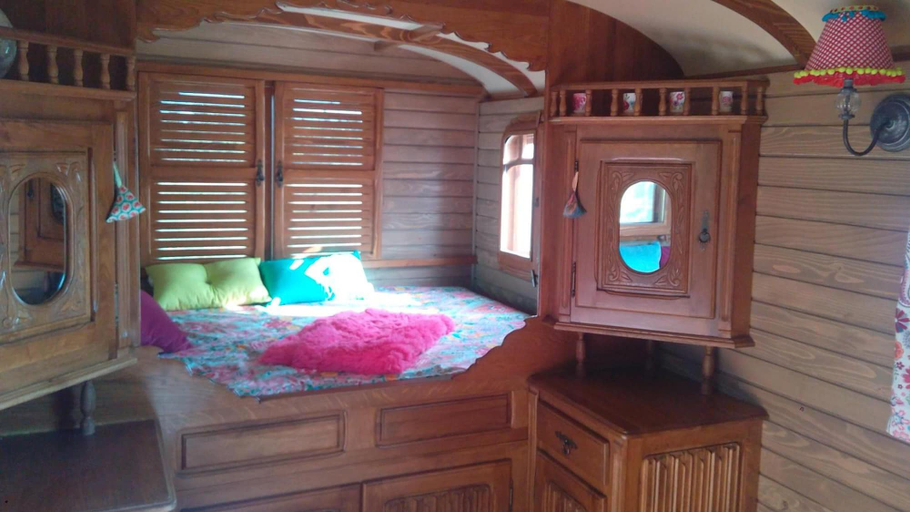 Bedroom 5, Roulotte La Nanouche, Gard