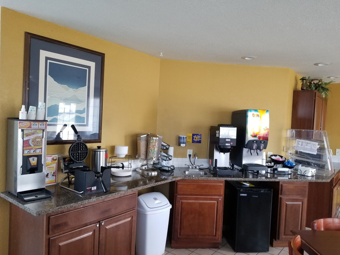 Food & Drinks 5, Rodeway Inn Goddard, Sedgwick