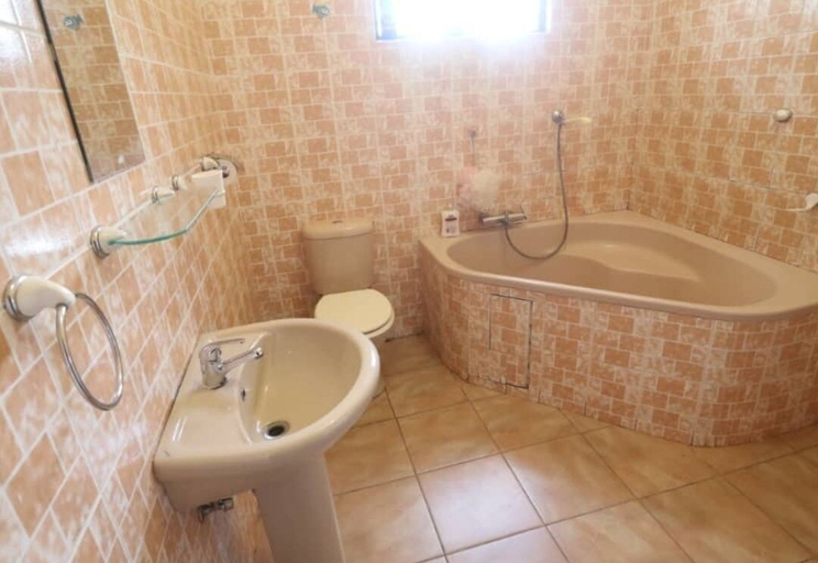 Bathroom, Davie's BnB, Lilongwe City