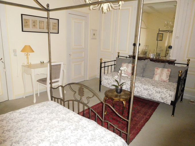 Bedroom 4, Chambres d'Hôtes Château de Courcelette, Nord