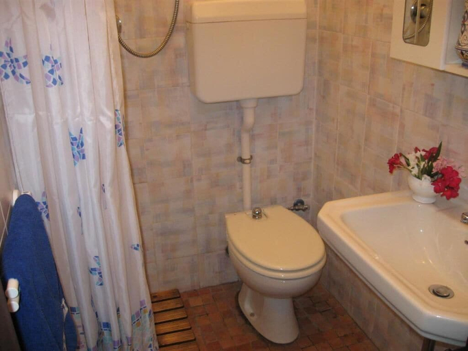 Bathroom 5, Prisca, Ravenna