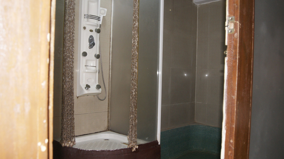 Bathroom 5, Camelot Fantasy Resort, North Goa
