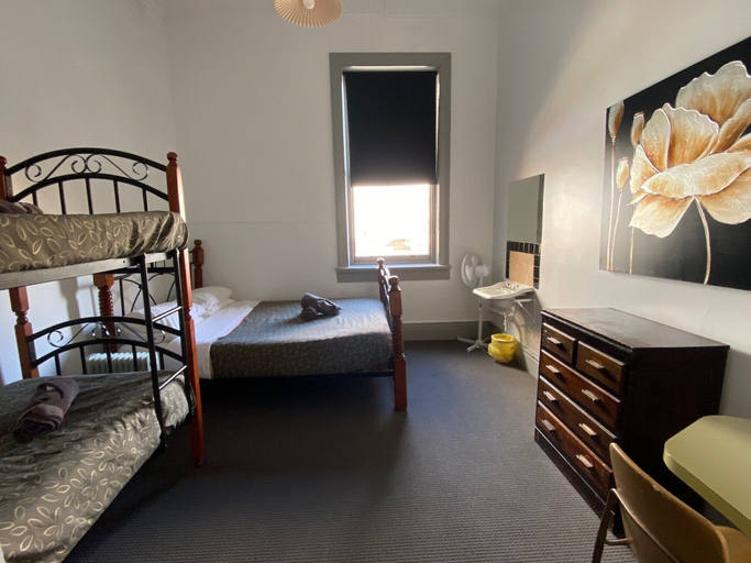 Bedroom 2, Royal Hotel, Horsham - Central