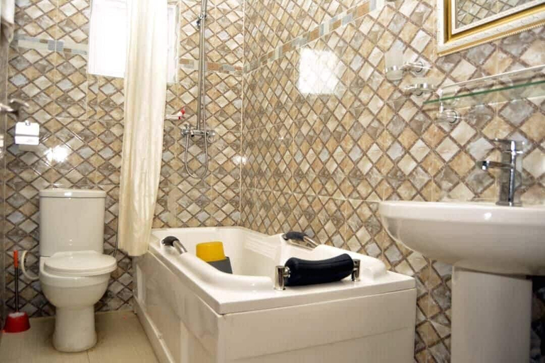 Bathroom 4, Frankville Hotel, Karu