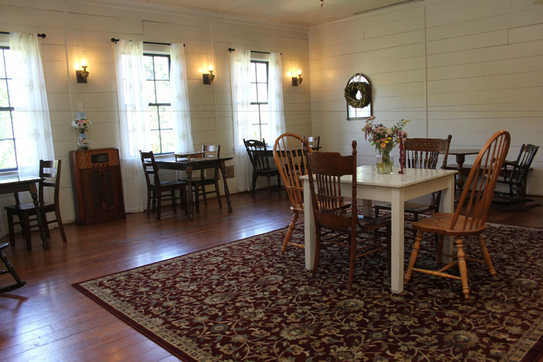 Food & Drinks, Wolf Creek Inn & Tavern, Josephine