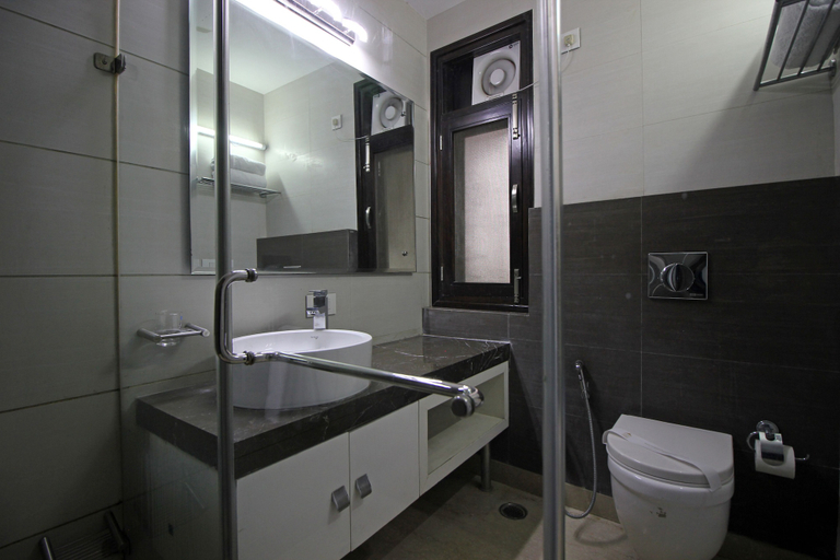 Bathroom 4, Gazebo Inn And Suites, Gurgaon