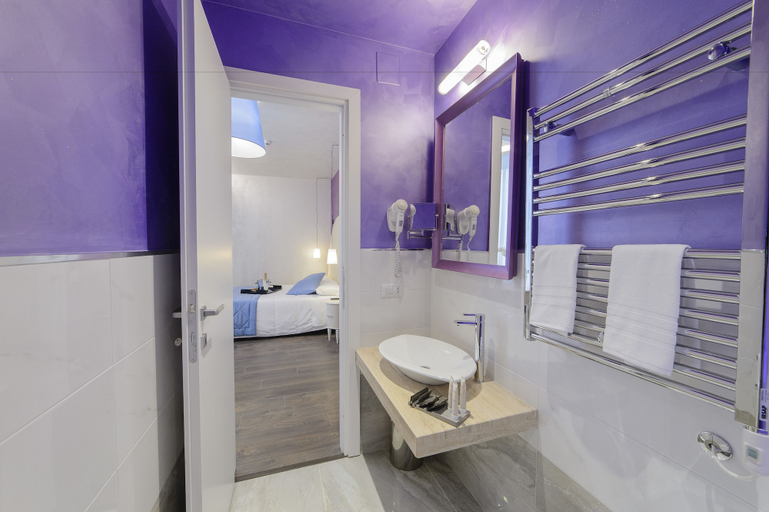 Bathroom 3, Hotel Vespasiano, Rome