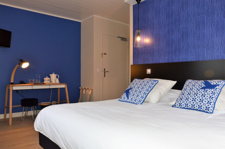 Bedroom 5, Castel Damandre, Jura