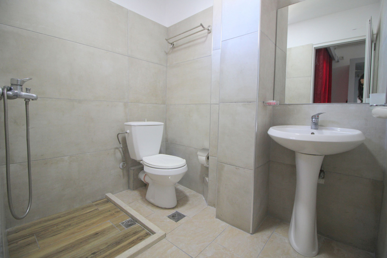 Bathroom 3, Andy Apartments, Sarandës