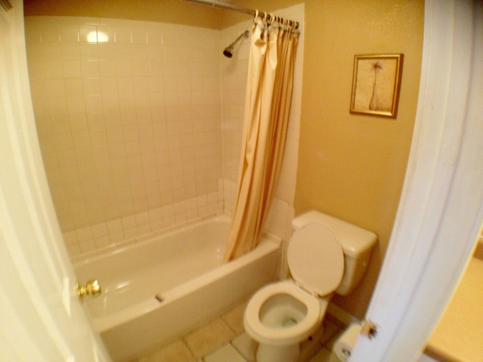 Bathroom 3, Budget Inn, Travis