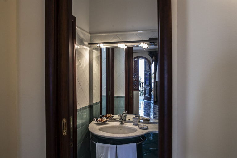 Bathroom 5, Hotel Garibaldi, Messina
