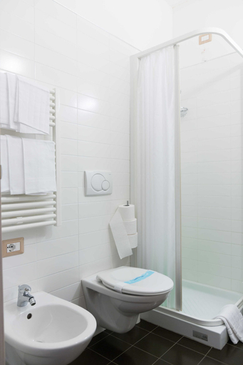 Bathroom 5, Hotel Miramare, Teramo