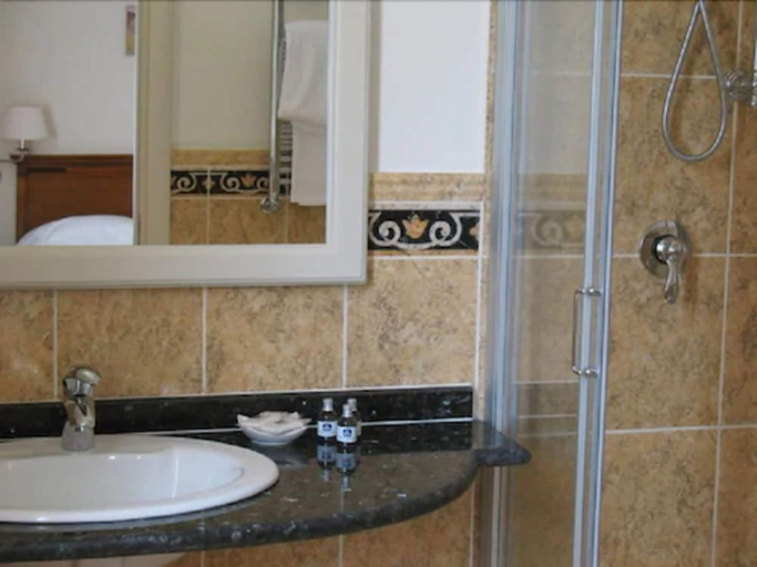 Bathroom 5, Hotel San Giorgio, Crotone