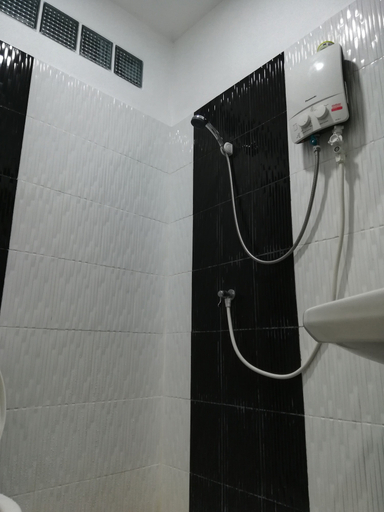 Bathroom 3, Sroe Ground Homestay, Sanom