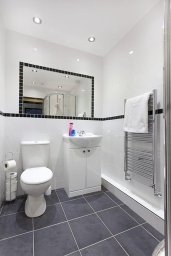 Bathroom 3, Emporium City Centre Self Catering, Nottingham