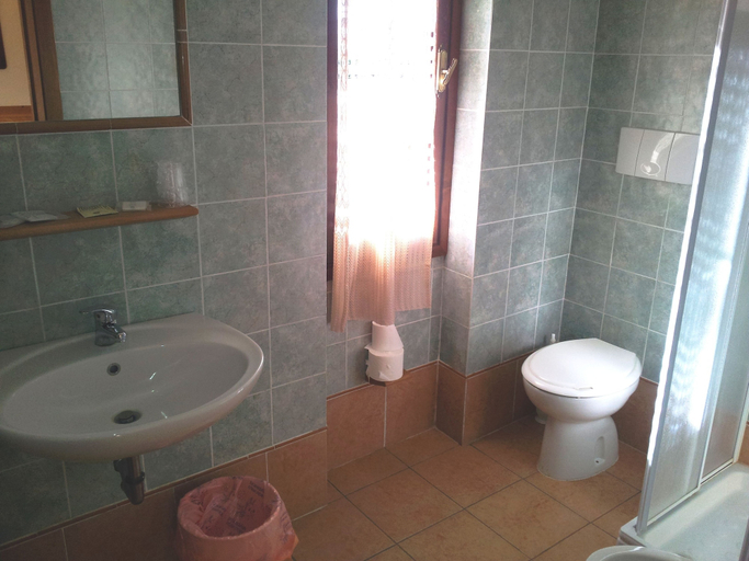 Bathroom 4, Agriturismo Zugarelli, Rome