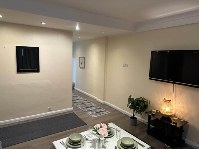 Living room 3, Superb 1-bed Private Family Apartment in Centre, London