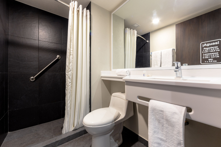 Bathroom 4, Comfort Inn Delicias, Saucillo