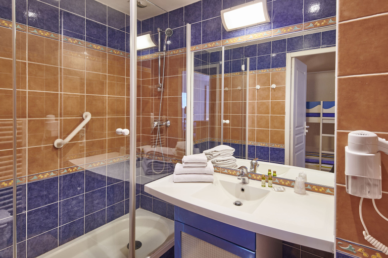 Bathroom 4, Résidence Vacances Bleues Le Grand Large, Pyrénées-Atlantiques