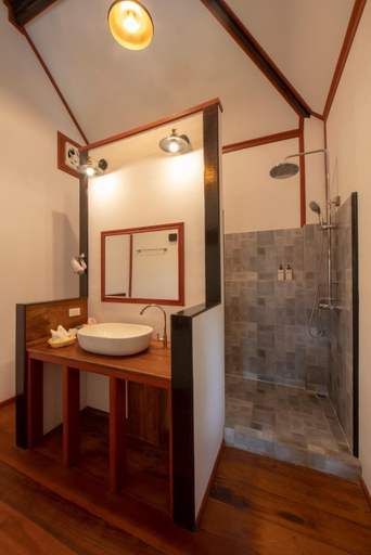 Bathroom 4, Kingfisher Ecolodge, Pathoomphone