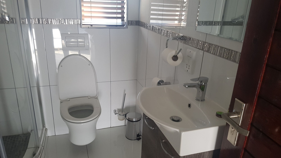 Bathroom 3, Sunflower Guesthouse, Sedibeng