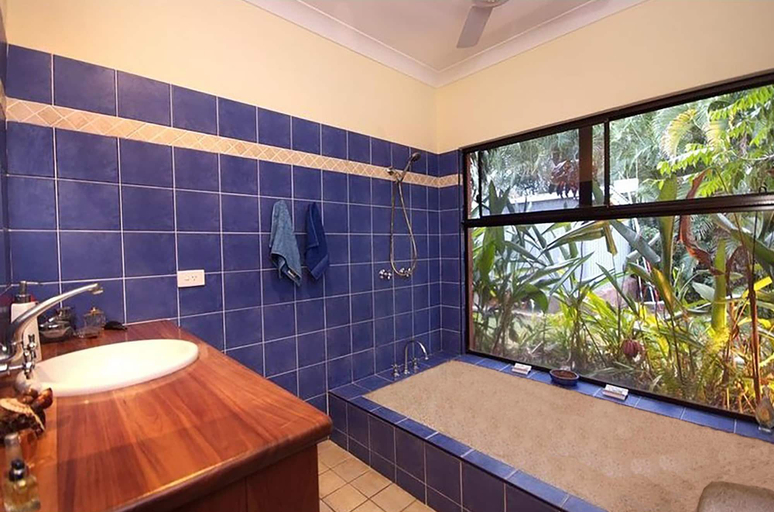 Bathroom, Hacienda Cooya Beach, Douglas
