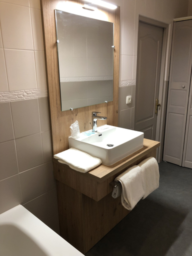 Bathroom 5, Le Roi Gourmand, Ariège