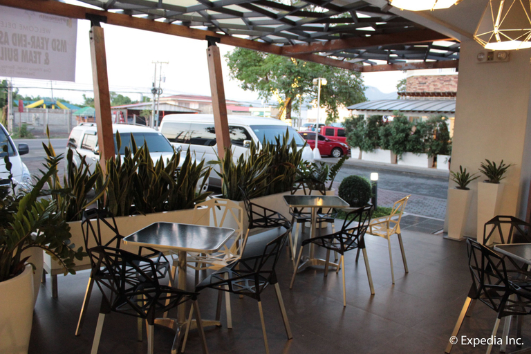 Food & Drinks 5, One Vittoria Hotel, Bantay