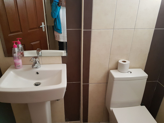 Bathroom 4, Spurwing Guest House, Langata