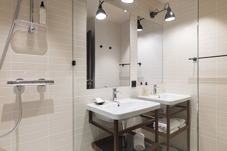 Bathroom 4, Hôtel des Artistes, Rhône