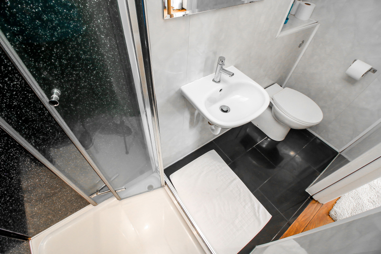 Bathroom 4, City view flat at Liverpool st Brick Ln, London