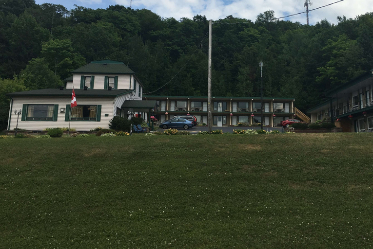 Exterior & Views 2, Knights Inn Huntsville, ON, Muskoka