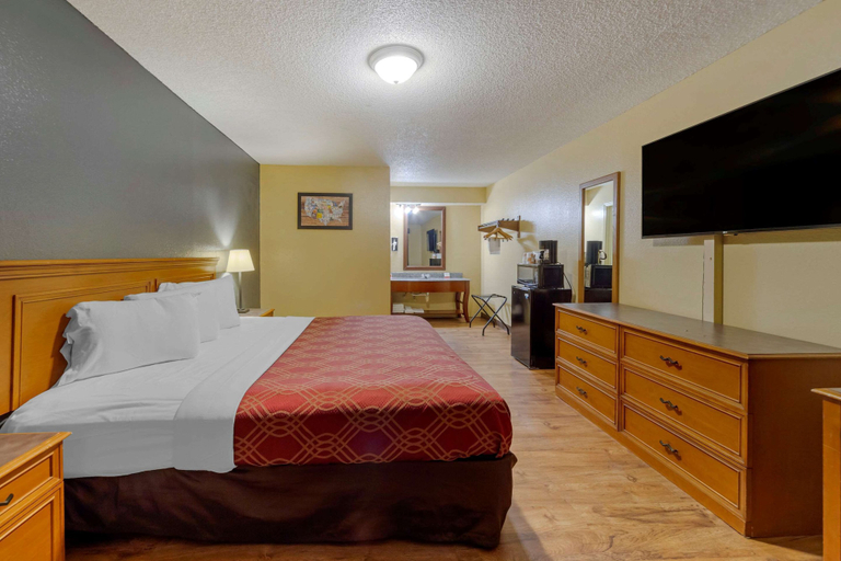 Bedroom 3, Econo Lodge Pryor, Mayes