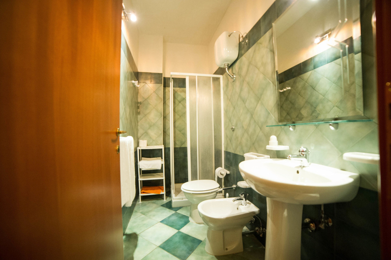 Bathroom 4, La Lanterna, Lecce