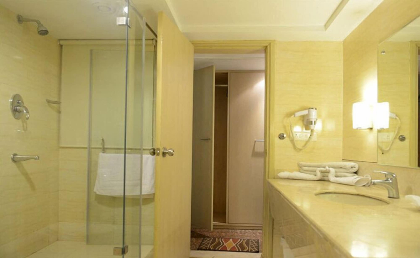 Bathroom 5, Hotel Amer Greens, Bhopal