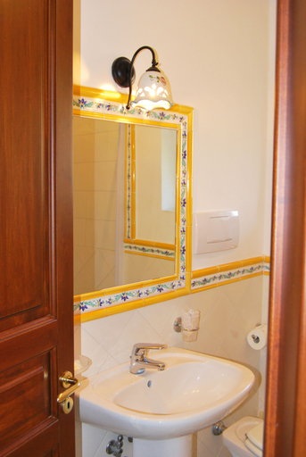 Bathroom 5, Nido degli Dei, Napoli