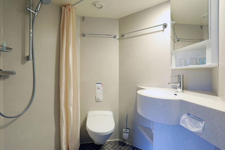 Bathroom 5, Hotelkabinenschiff Junker Jörg, Wittenberg