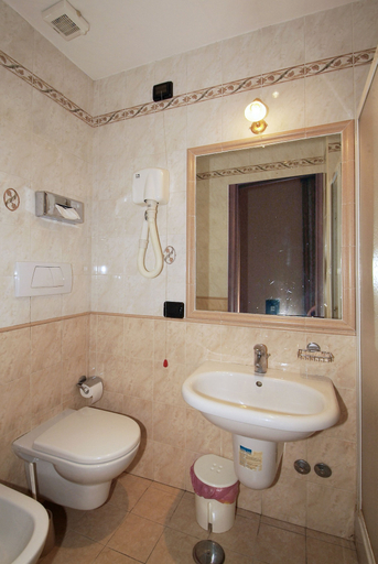 Bathroom 4, Meridiana, Roma