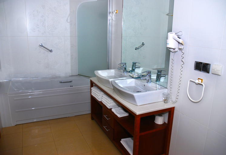 Bathroom 3, Hotel Villa de Cacabelos, León