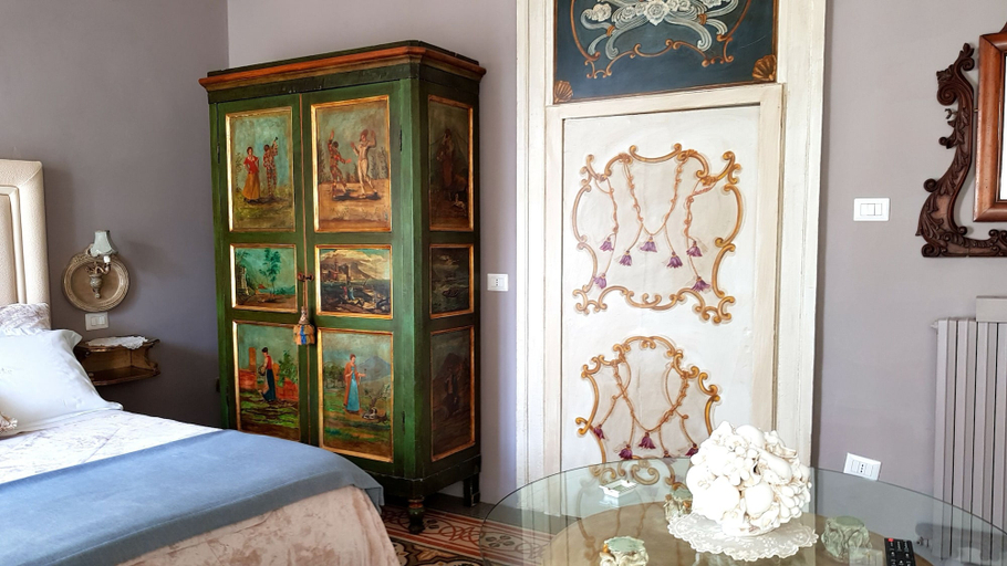 Bedroom 5, Estes, Crotone
