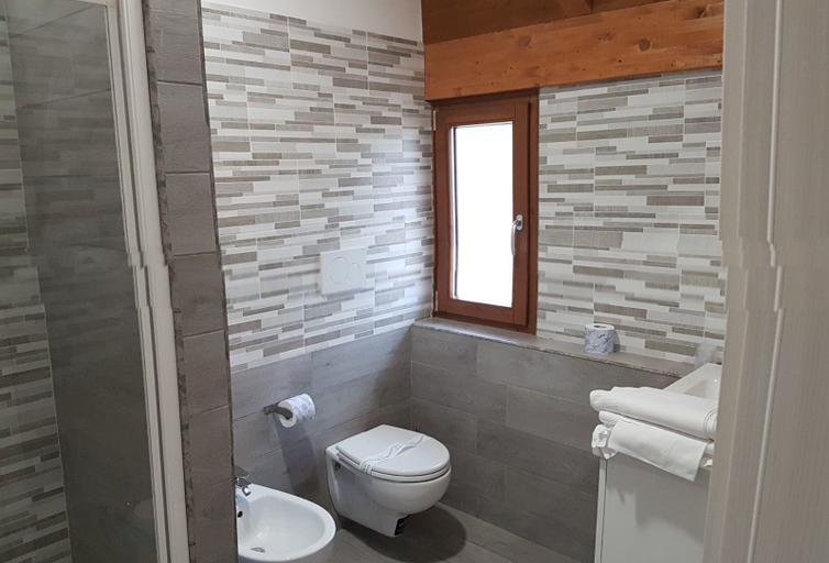 Bathroom 5, Ostello Parco d'Abruzzo, L'Aquila